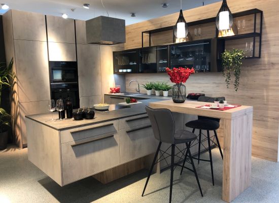 DAN Küche Modell La Corte mit Fronten in Beton Optik und Rückwände in Holzdekor Alfabia DAN Küche Modell La Corte mit Fronten in Beton Optik und Rückwände in Holzdekor Alfabia