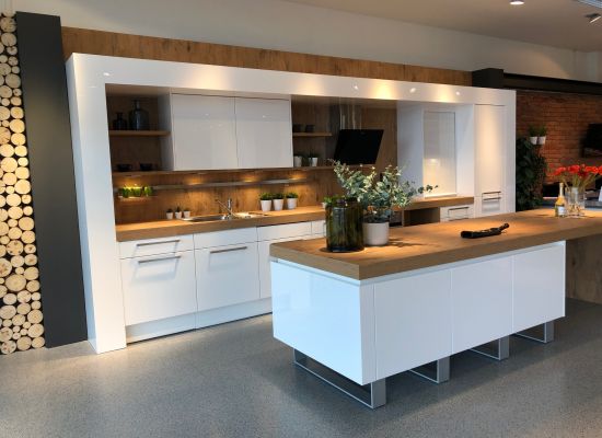 DAN Küche Modell Living mit Fronten in Hochglanz Weiß und Rückwände sowie Arbeitsplatte in Holzdekor Burguesa Eiche. DAN Küche Modell Living mit Fronten in Hochglanz Weiß und Rückwände sowie Arbeitsplatte in Holzdekor Burguesa Eiche.